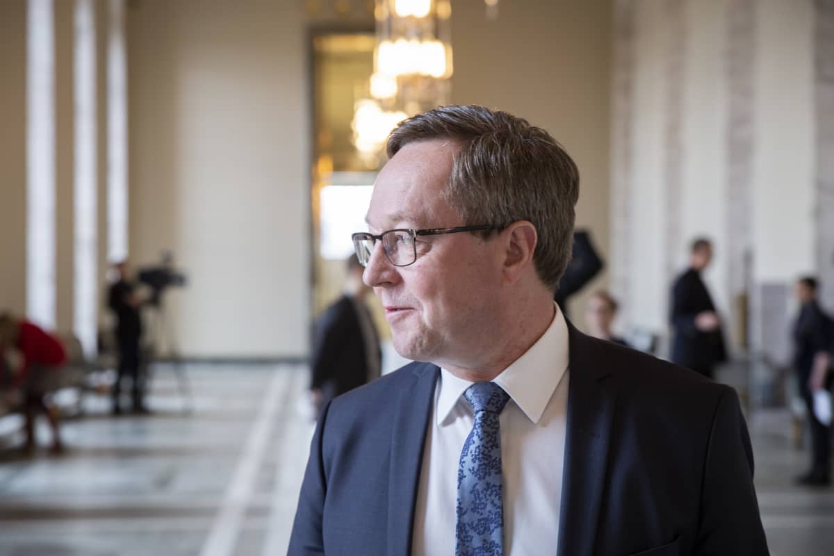 Elinkeinoministeri Mika Lintilä Eduskunnan valtiosalissa.