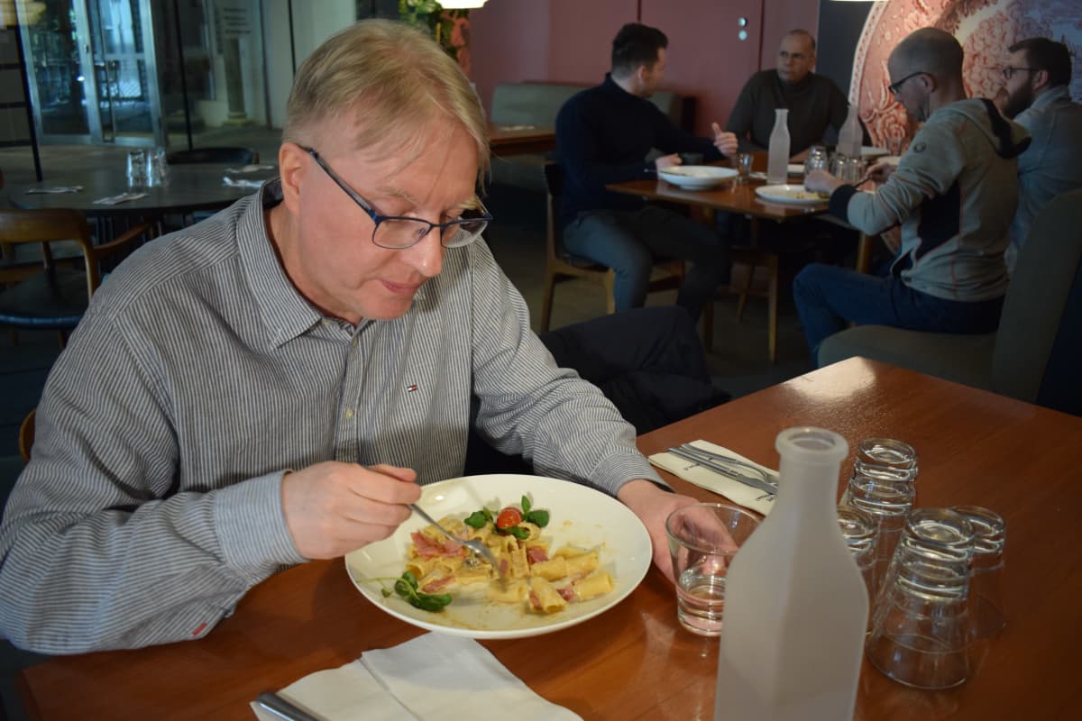 Petri Tuominen syö lounasta ravintola Paninissa Turussa.