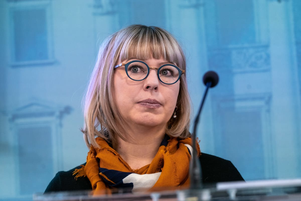 Aino-Kaisa Pekonen hallituksen tiedotustilaisuudessa.