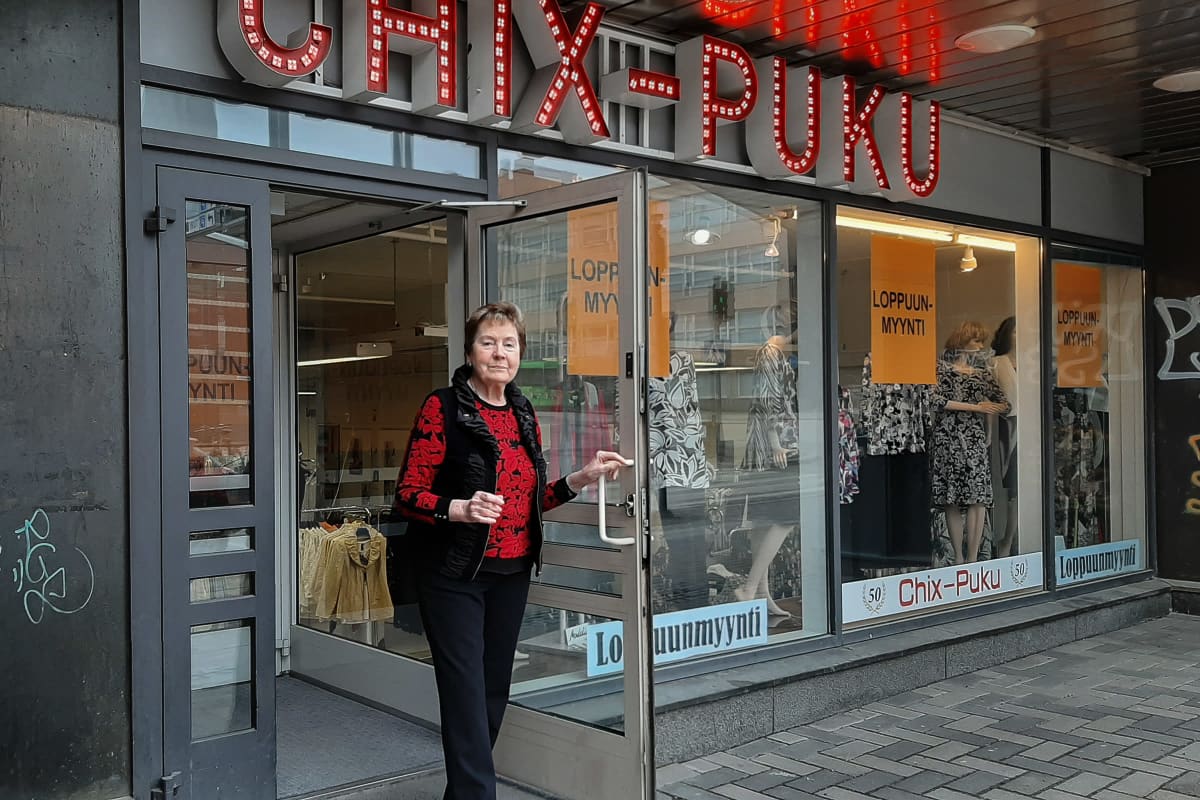 Leena Järvinen vaatekauppansa ovella.