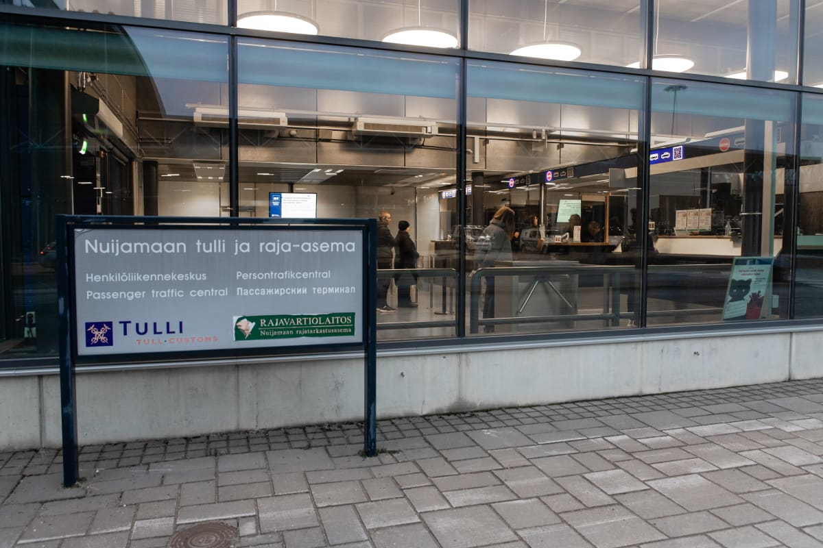 Venäläisiä Nuijamaan raja-aseman passintarkastuksessa.