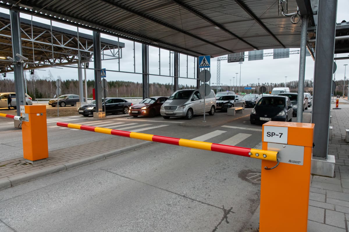 Venäläisiä autoja odottamassa Nuijamaan raja-asemalla Suomeen pääsyä. Nämä ovat viimeisiä autoja Suomeen tulossa ennen kuin raja suljettiin Koronaviruksen takia.