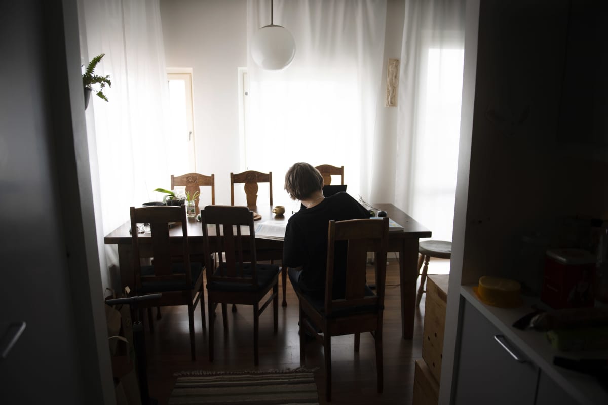 Alakoululainen tekee matematiikan tehtäviä kotonaan.