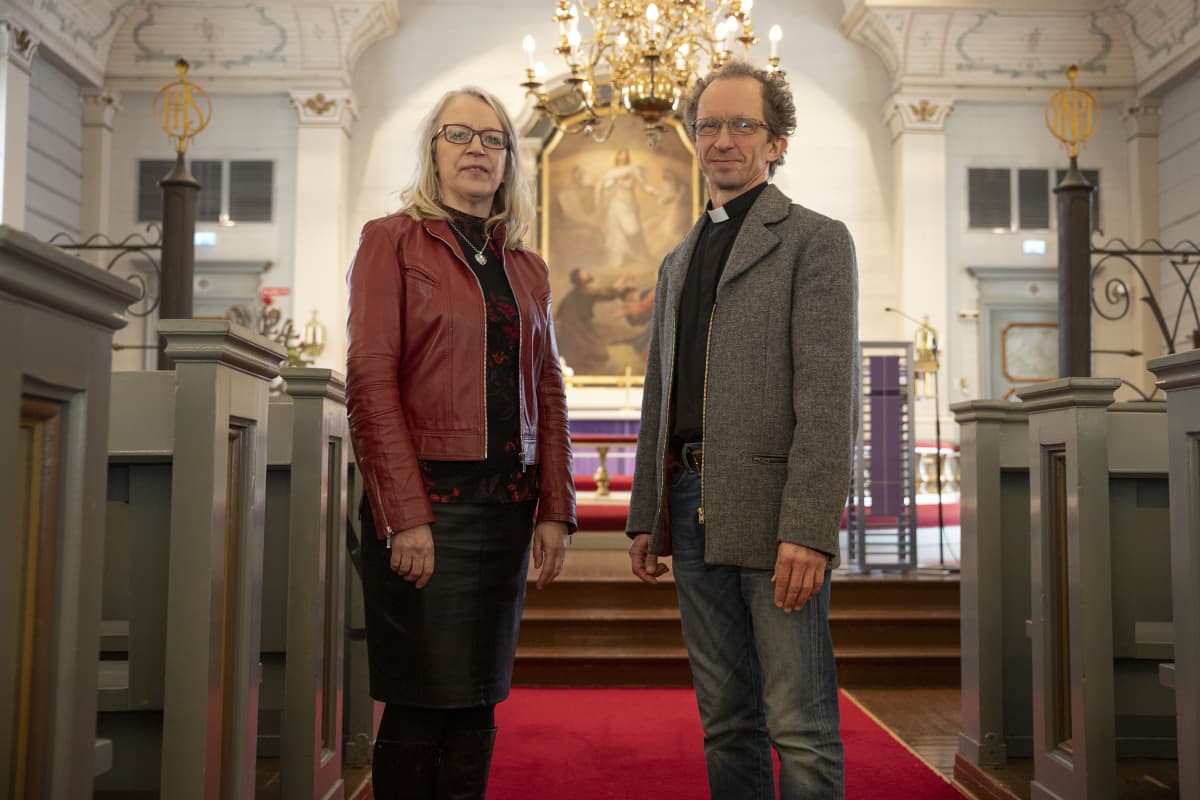 Ylä-Savon seurakuntien hallintojohtaja Katariina Bergbacka ja Iisalmen vs. kirkkoherra Juha Antikainen Iisalmen kirkossa.