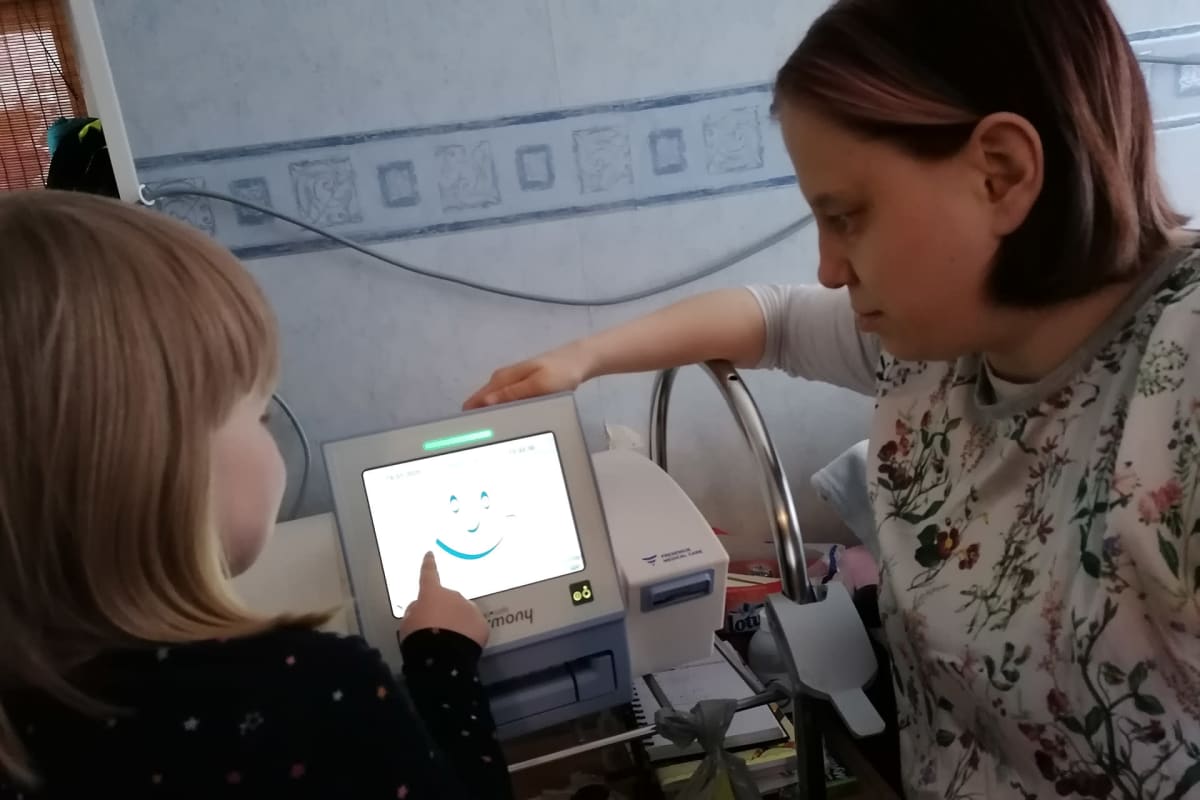 Ronja ja Heidi lehto tutkivat dialyysikonetta.