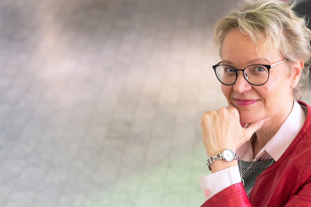 Suomen uusperheiden liiton toiminnanjohtaja Kirsi Heikinheimo katsoo kameraan.
