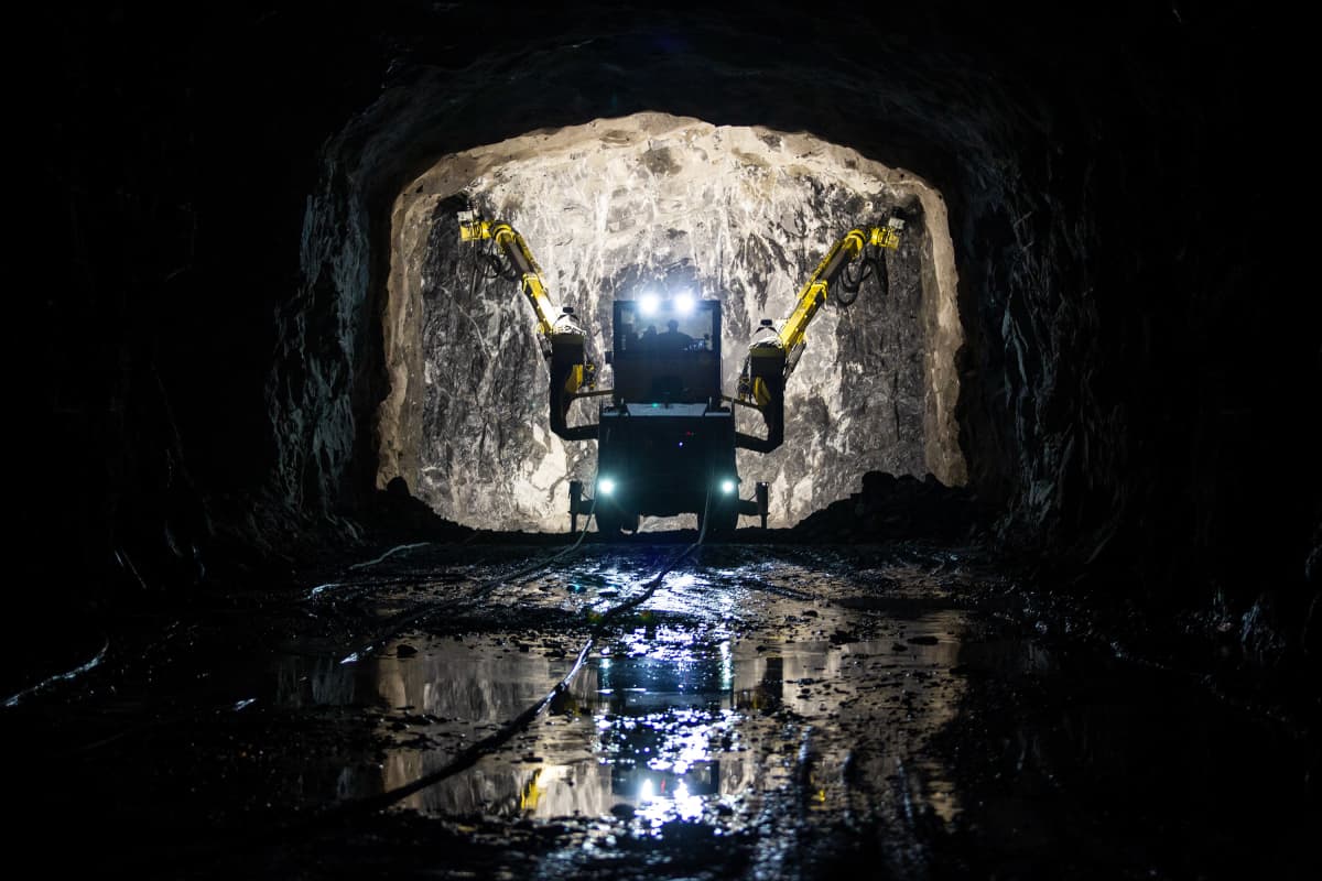 Porausajoneuvo tulevan Sulkavuoren keskuspuhdistamon käytävällä maaliskuussa 2020.