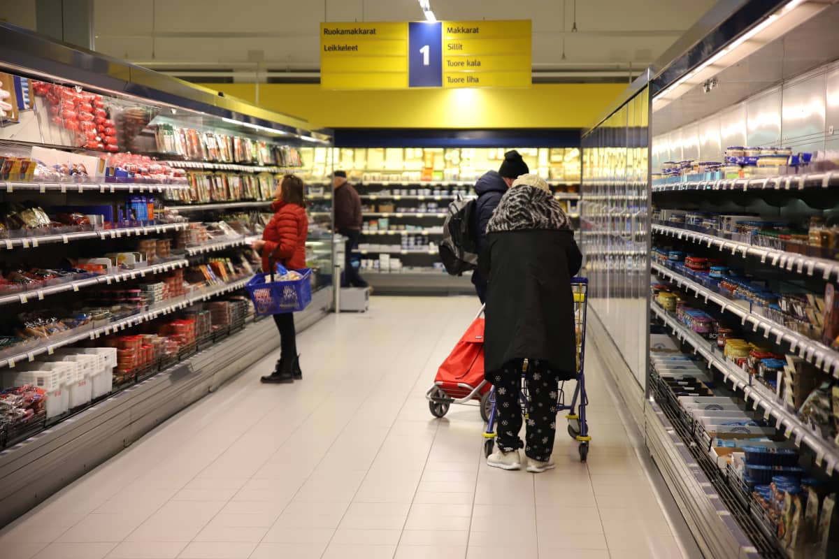 Asiakkaita Kouvolan S-marketissa. Kauppakeskus Hansa.