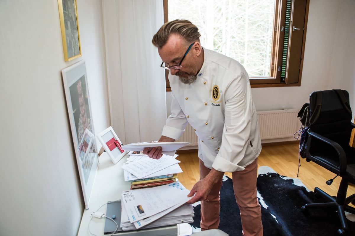 Tredun leipuri-kondiittorilinjan opettaja Esa Salo lähettää etäopetusmateriaalit oppilailleen postitse.