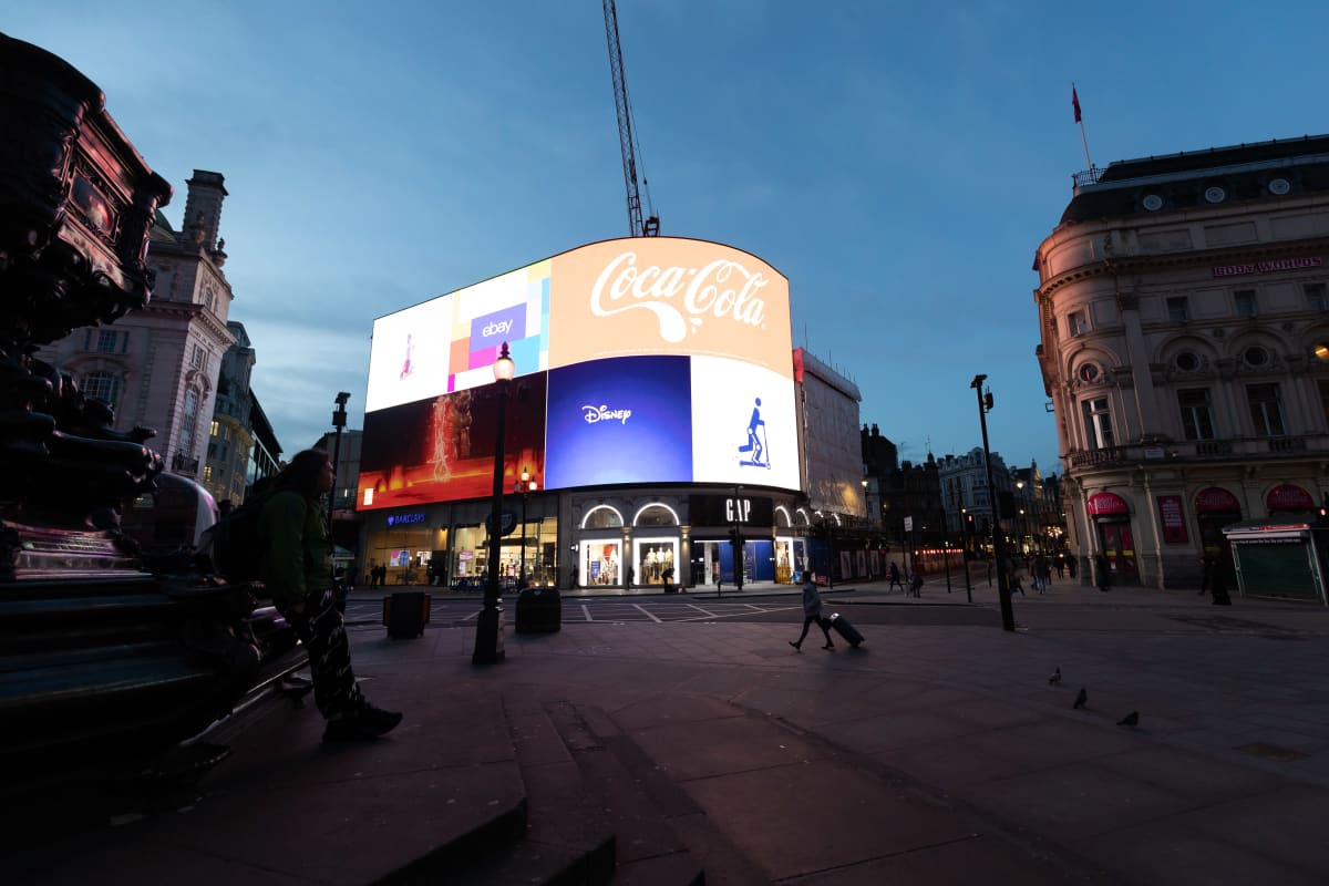 Koronaviruspandemia on hiljentänyt suurkaupungit ympäri maailmaa, Britanniassa oli Piccadilly Circusilla autiota perjantaina, 20.3.