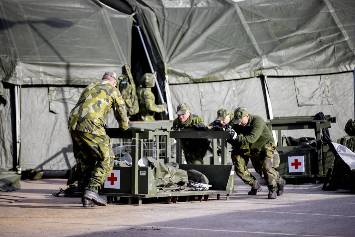 Armeija pystytti maanantaina kenttäsairaalaa Östrä Sjukhusetin viereen Göteborgiin.