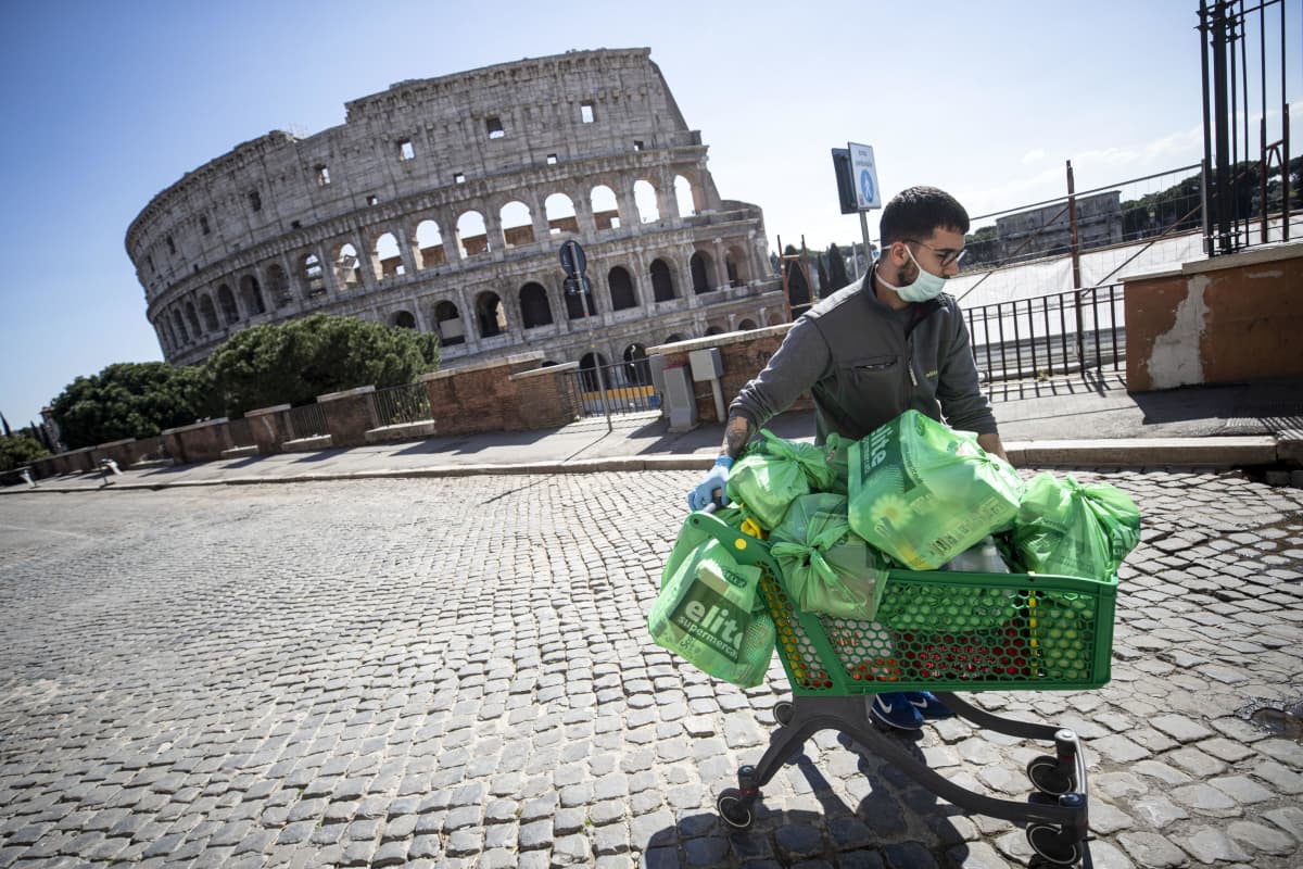 En man i Rom som storhandlat under coronaepidemin i Italien 16.3.2020.