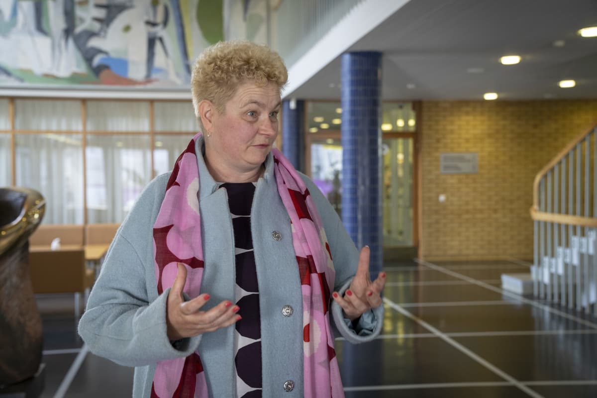 Vantaan kaupungin henkilöstöjohtaja Kirsi-Marja Lievonen kaupungintalon aulassa..