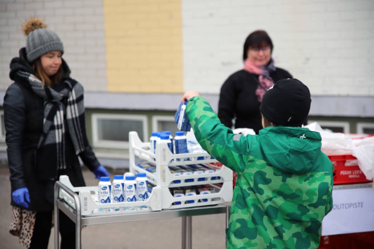 Lapsi hakee kouluruokaa noutopisteestä Heinolassa