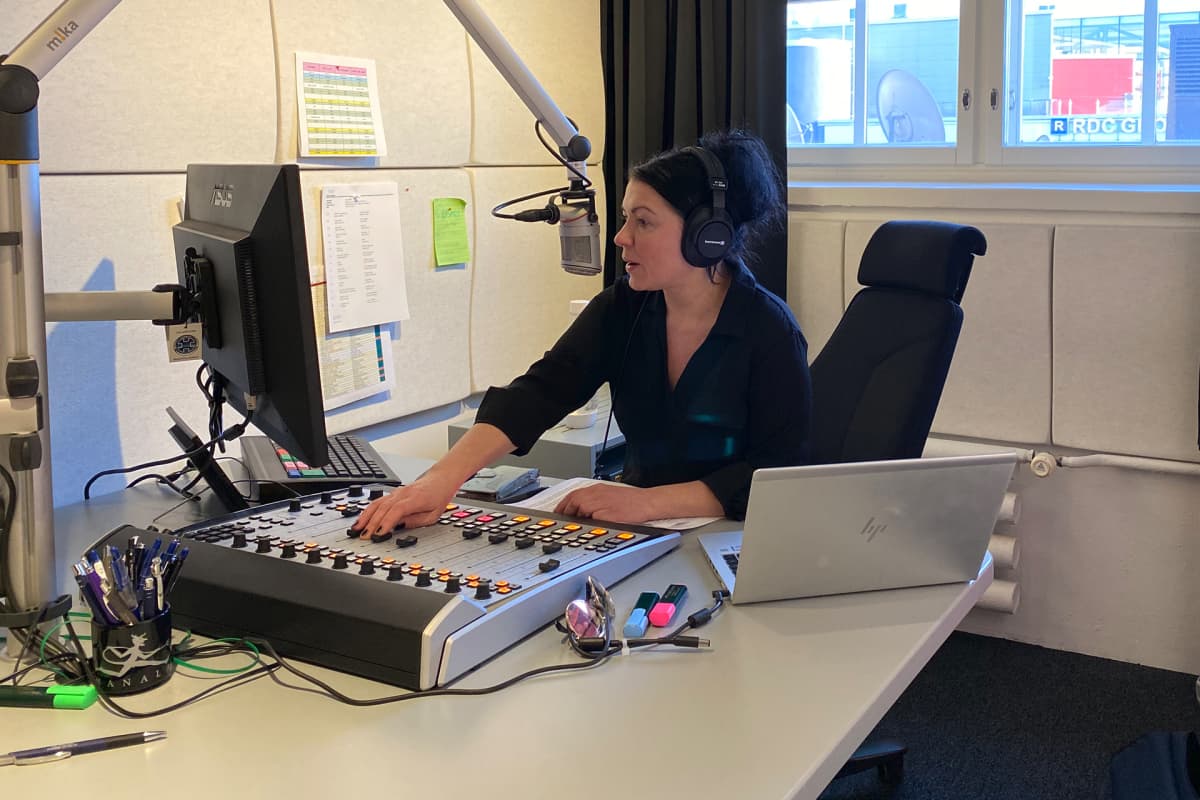 Minna Ottavainen juontaa radiota.