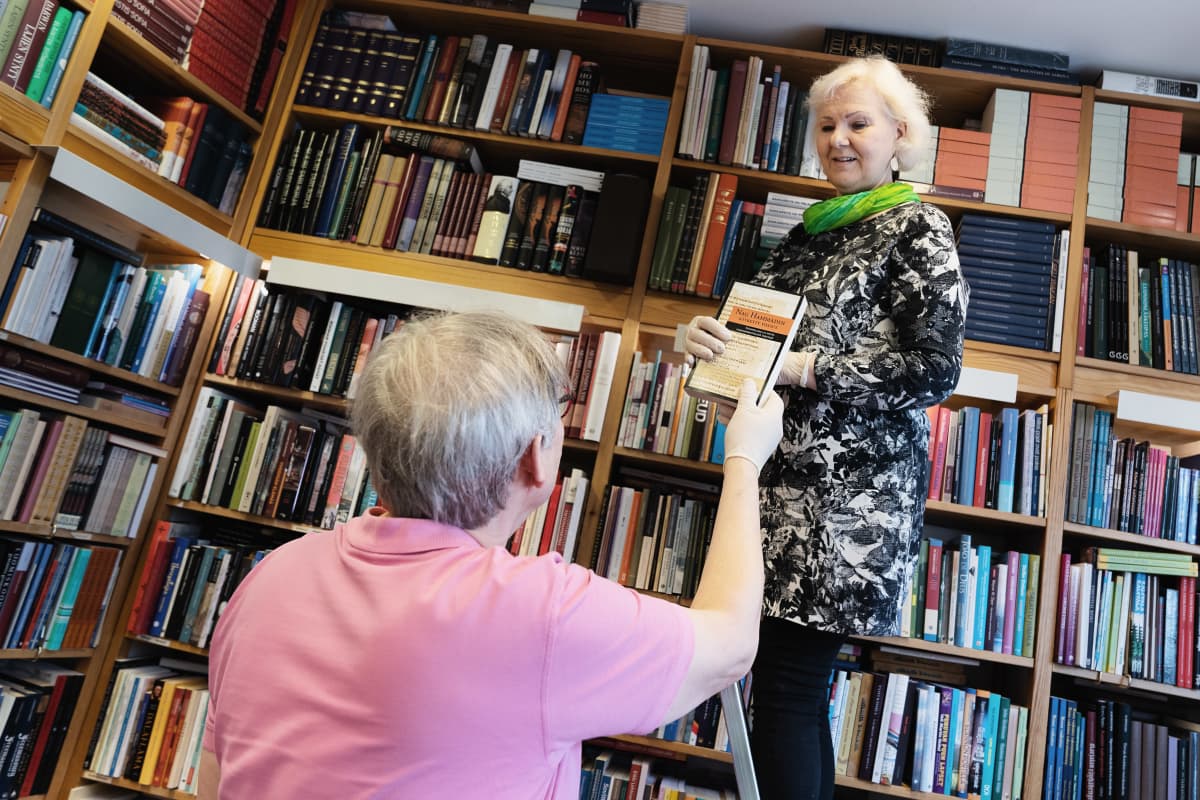 Pirjo ja Seppo Aalto kirjakaupassaan (Aatma).