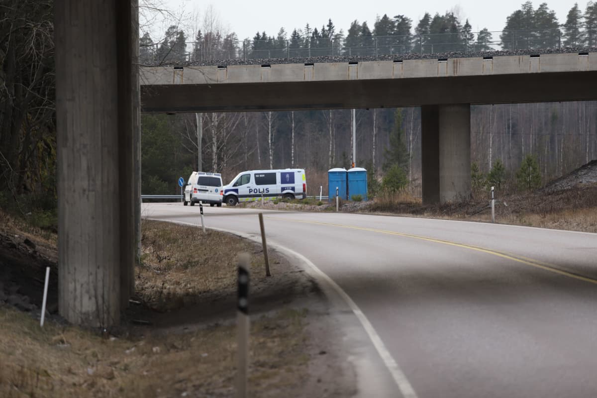 poliisiautoja ja bajamajoja