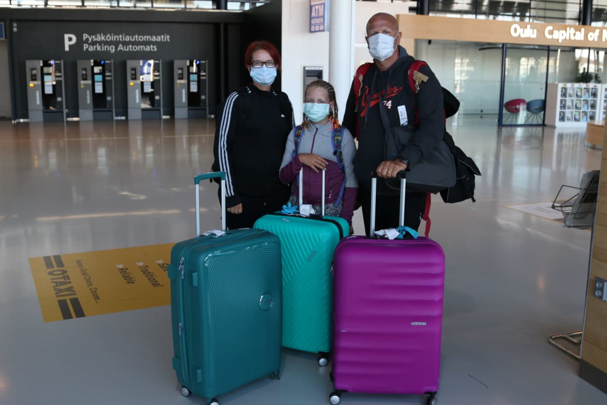 Anne, Saimi ja Timo Siika-aho Oulun lentokentällä Thaimaasta paluun jälkeen.