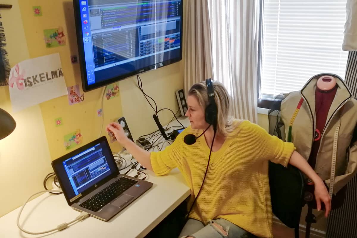 Satu Kotonen juontaa Radio Iskelmän lähetystä kotonaan Uudellamaalla.