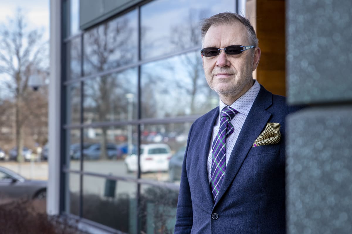 Vesa-Pekka Kangaskorpi poseeraa kameralla Keskisuomalaisen toimituksen ovella.