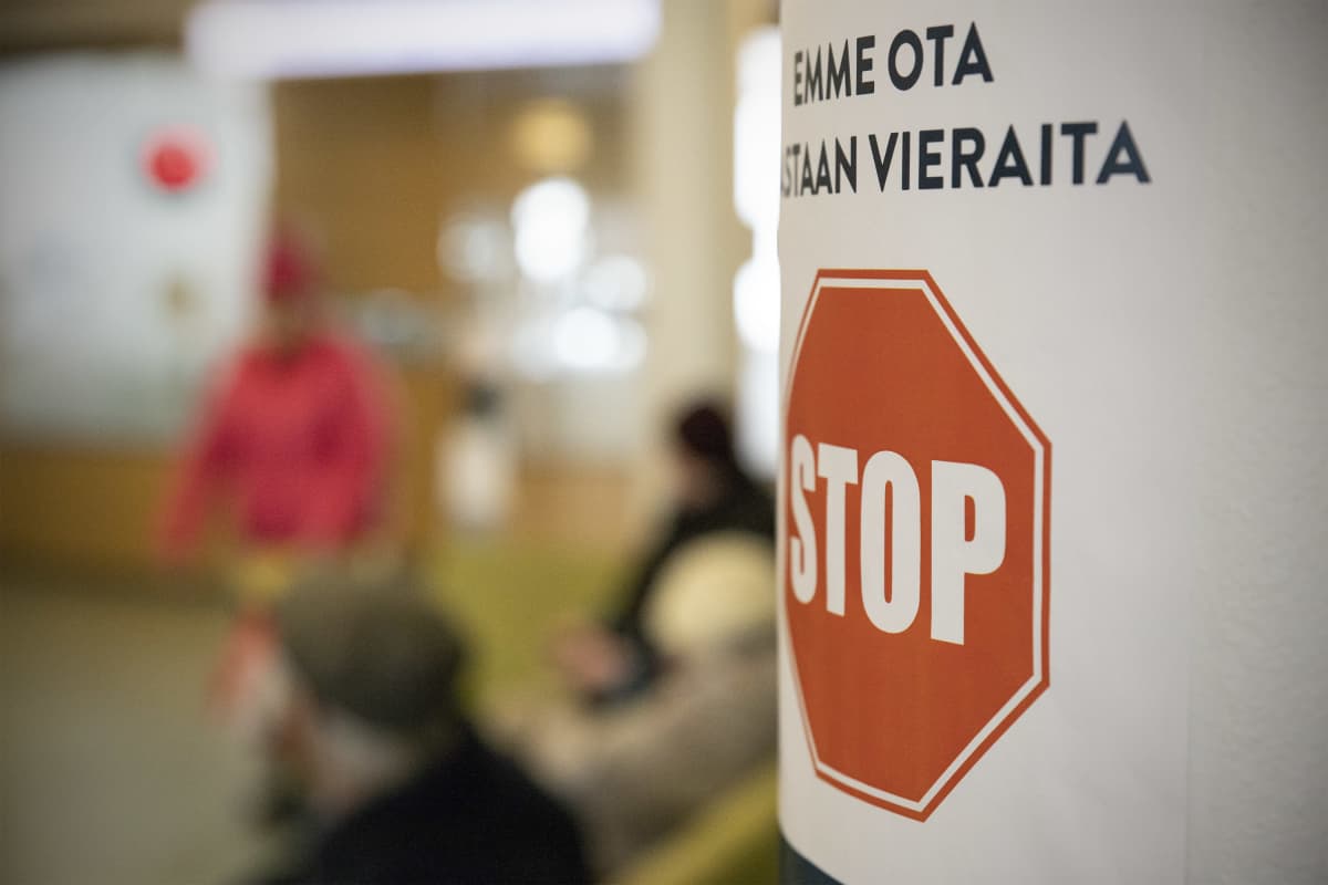 Vierailut kieltävä opaste keskussairaalan aulassa.