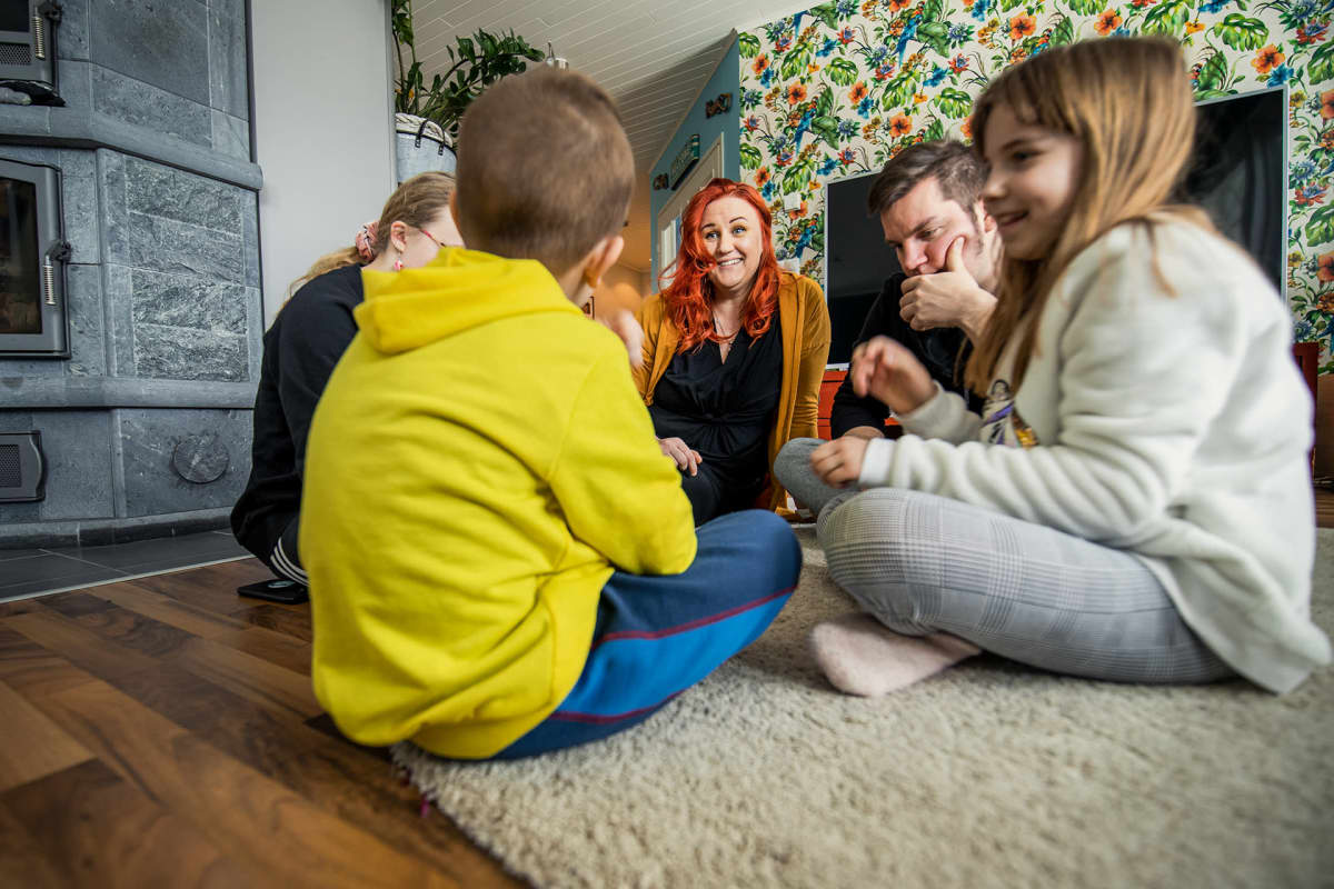 Perhe pelaa kimbleä lattialla.