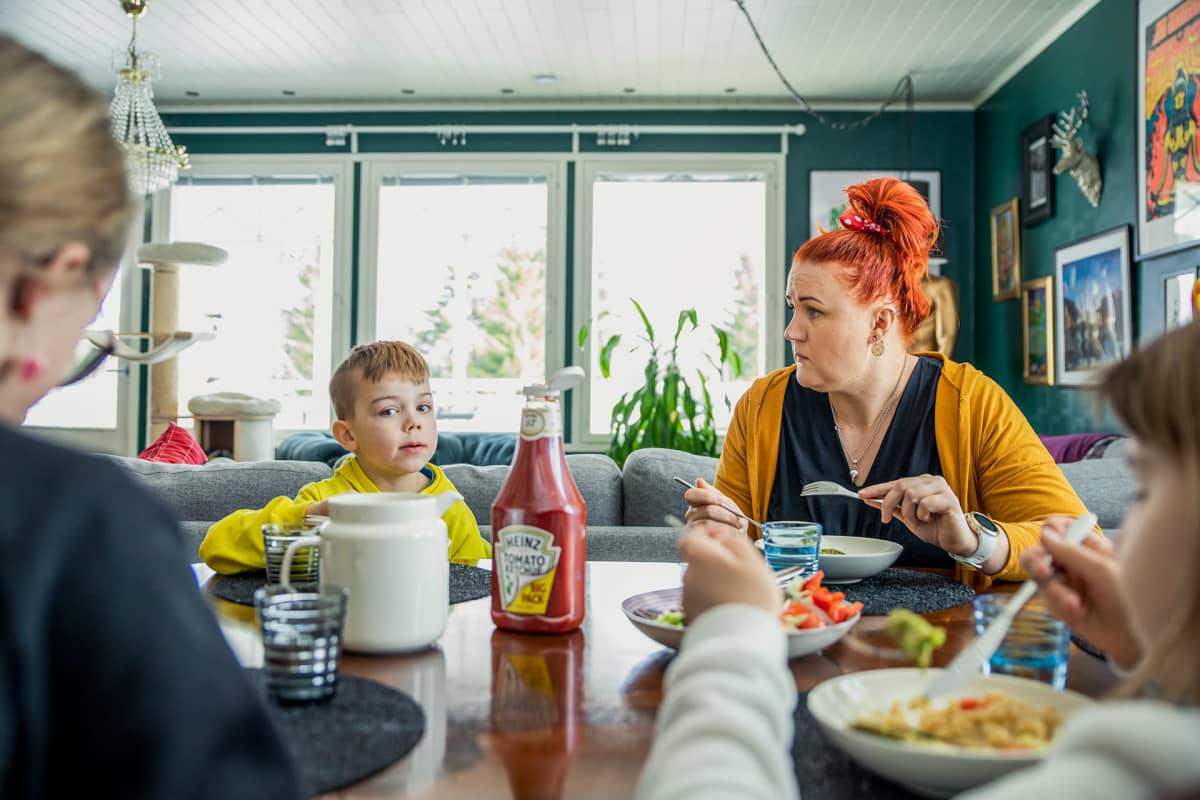 Mari Argillander ruokailee perheensä kanssa.