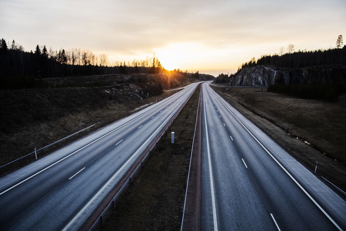Kuvassa on lähes tyhjä moottoritie.