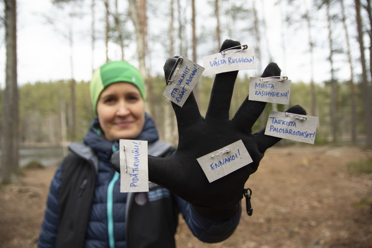 Ohjeet retkeilijöille Metsähallituksen erikoissuunnittelija Liisa Neuvosen hanskassa.