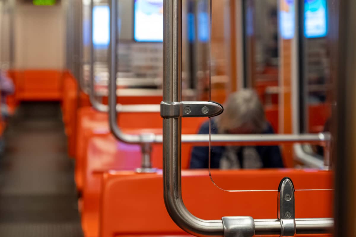 Ihminen istuu metrossa