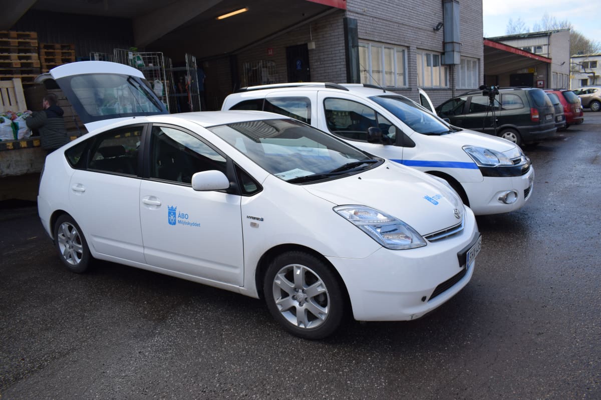Turun kaupungin autoja lähdössä kuljettamaan ruokakasseja.