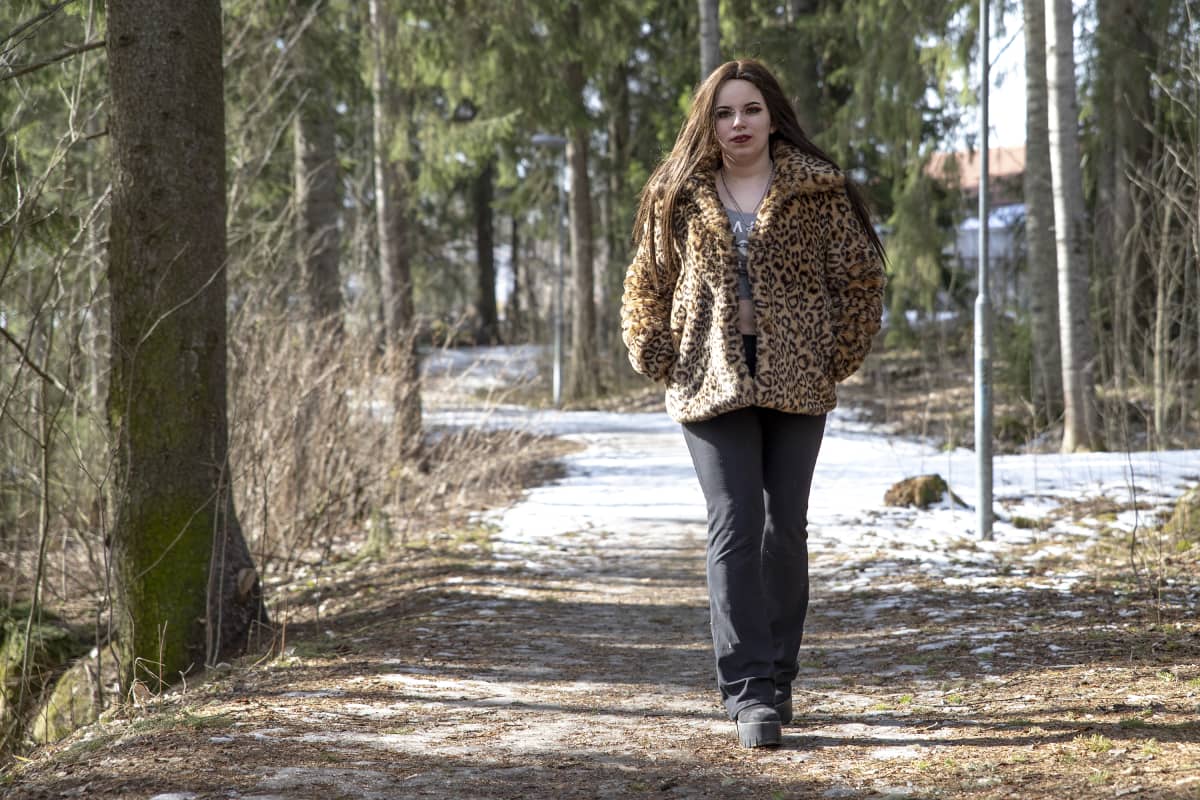 Kuopiolainen Suvi Lindström kävelee lenkkipolulla.