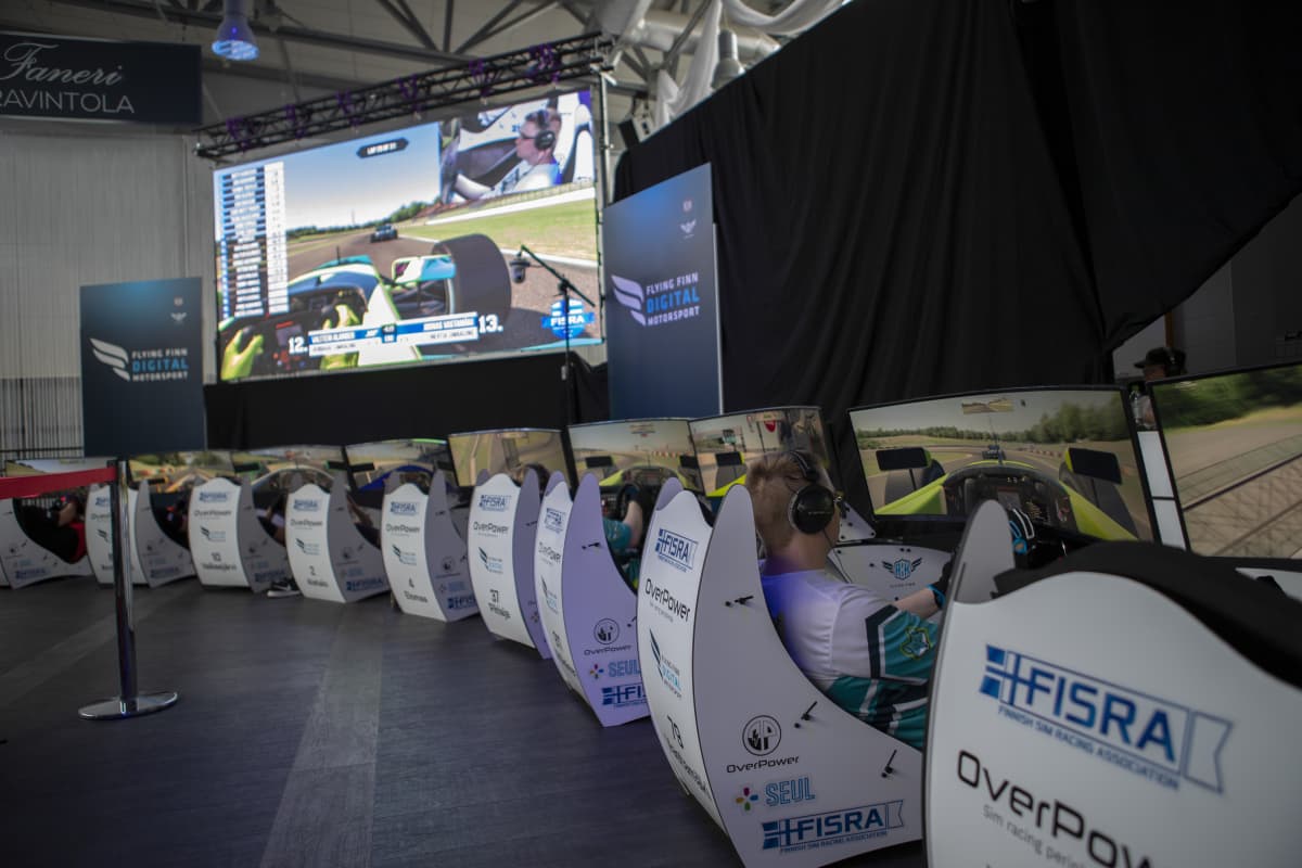 Kuljettajia sim racingin SM-finaaleissa 2019.