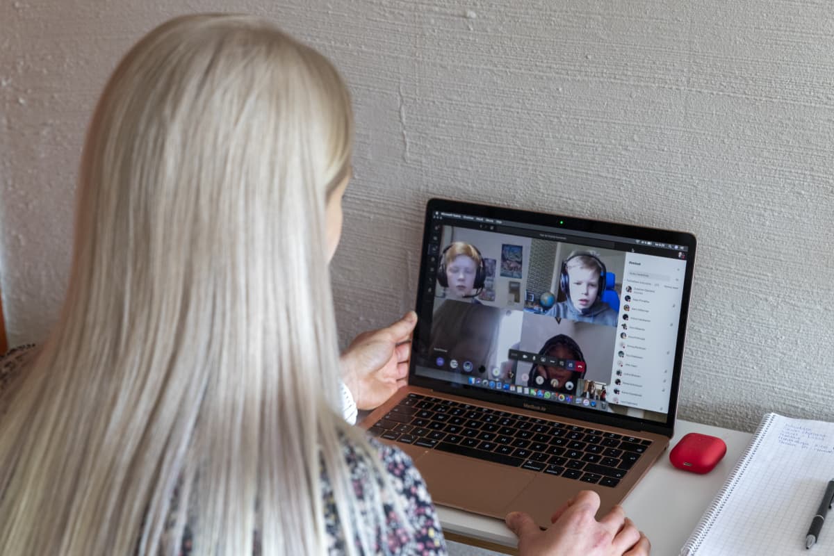 Susanne Ojaniemi opettaa luokkaansa etäyhteyden välityksellä.