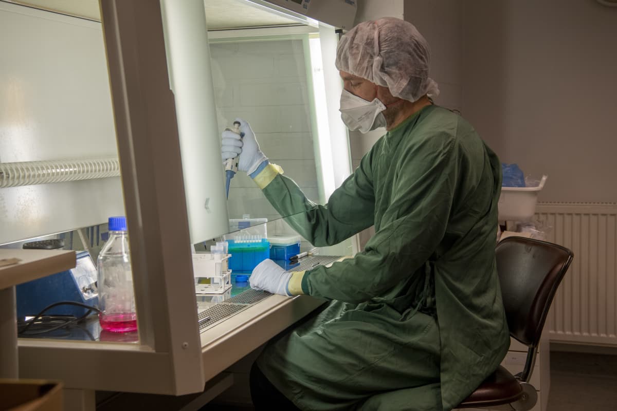 Tutkija Tomas Strandin laboratoriossa.