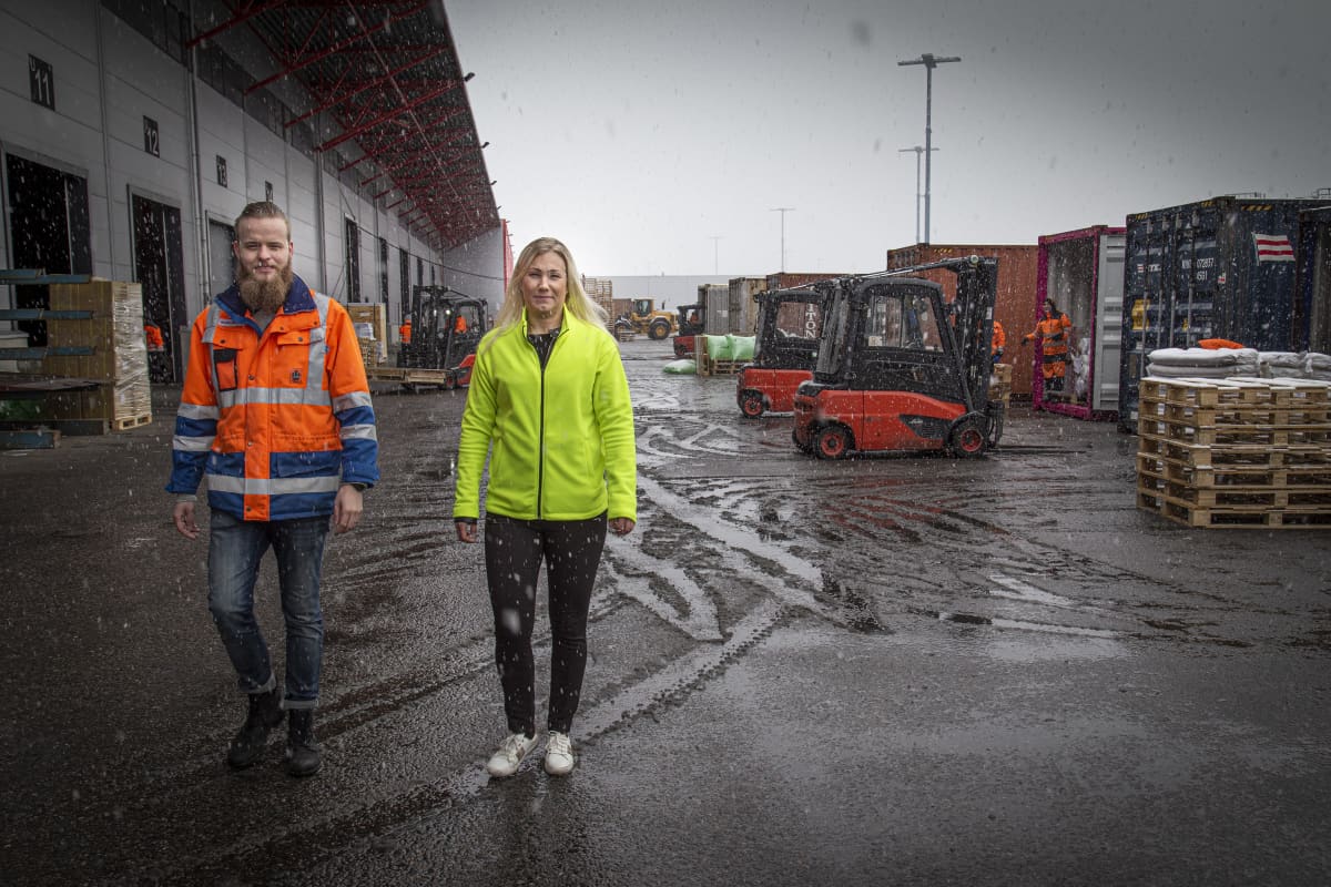 Nurminen Logistics Oyj:n liiketoimintajohtaha Marjut Linnajärvi ja terminaalipäällikkö Joonas Louho seuraavat kun kontteja puretaan varastoon Vuosaaren satamassa 15.4.2020.