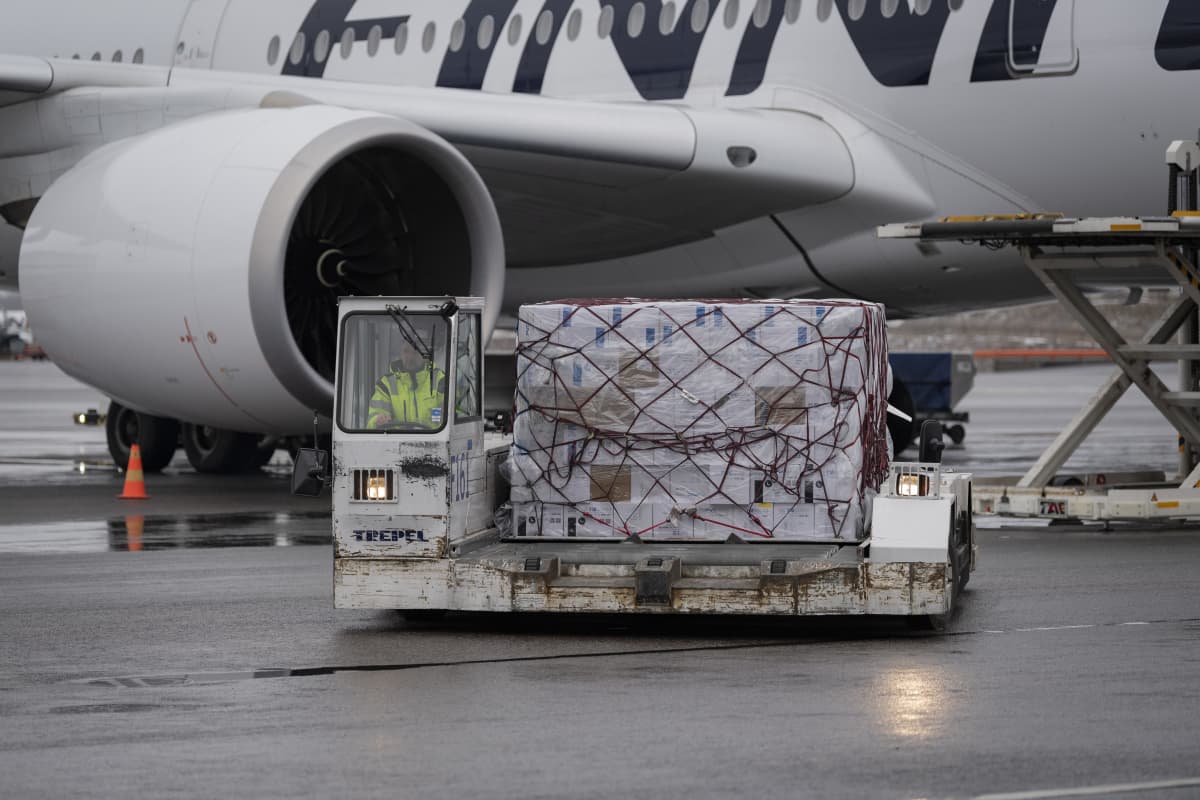 Finnairin kone toi Kiinasta tilattuja suojavarusteita Helsinki-Vantaan lentoasemalle.