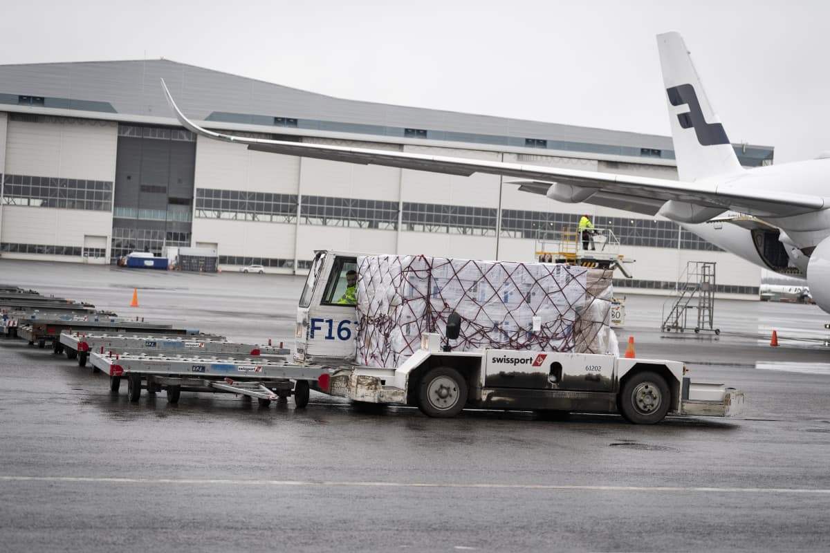 Finnairin kone toi Kiinasta tilattuja suojavarusteita Helsinki-Vantaan lentoasemalle.