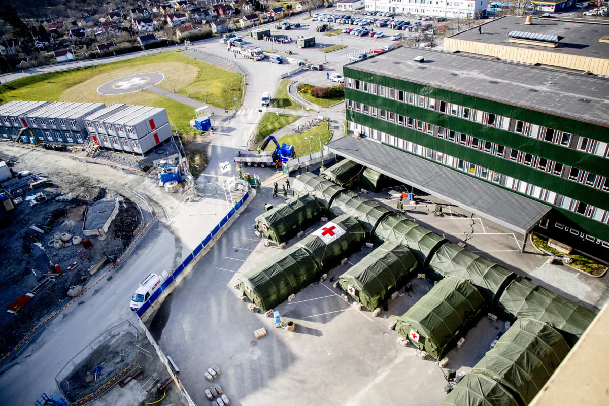 Putkimainen telttasairaala sairaalarakennuksen pihalla