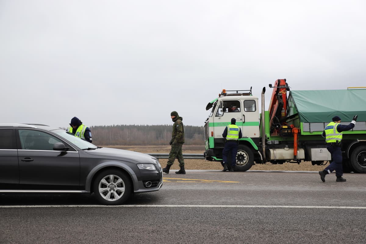Poliiseja Uudenmaan rajalla.