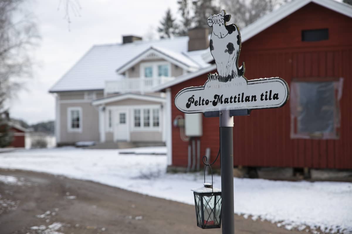 Pelto-Mattilan tilan kyltti tilalle vievän tien vieressä.