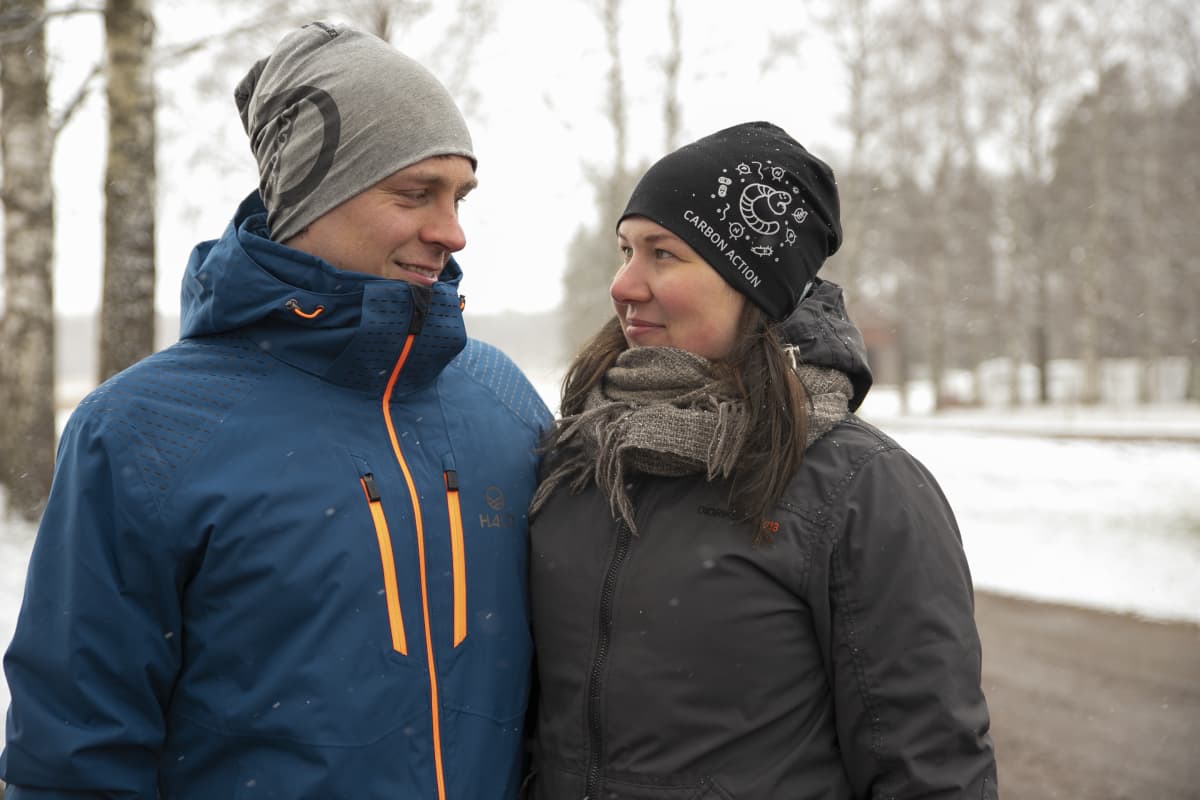 Maanviljelijät Sami sutinen ja katri salovaara katsovat toisiaan