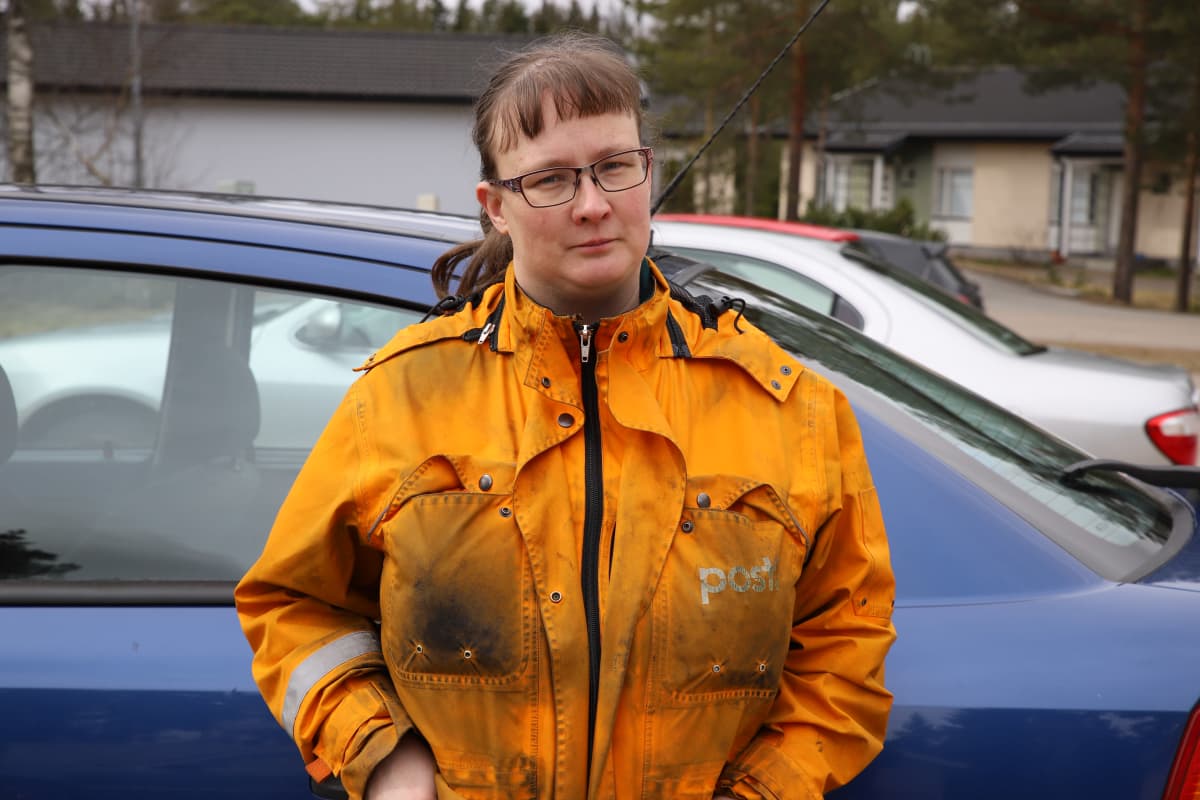 Teija Hakalin autonsa edessä Korialla.