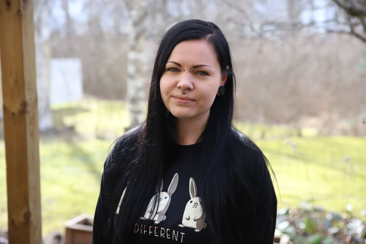 Matilda Peltola kotipihallaan.