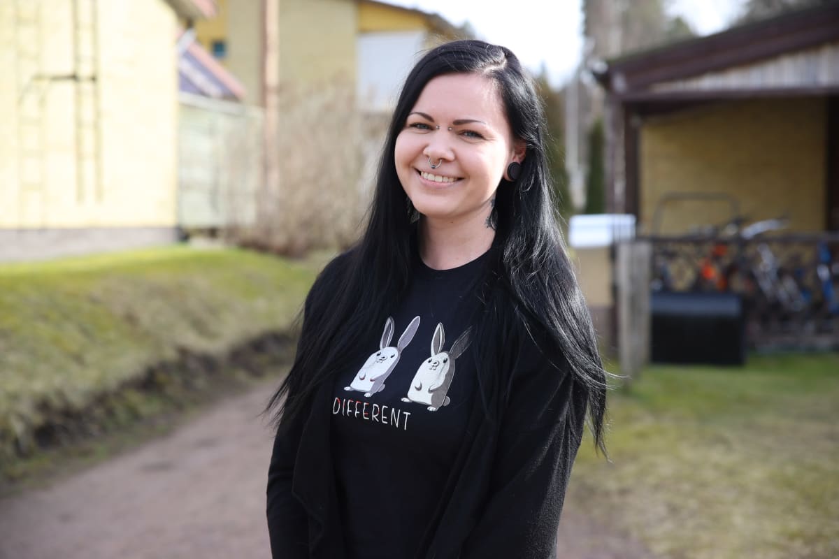 Matilda Peltola kotipihallaan.