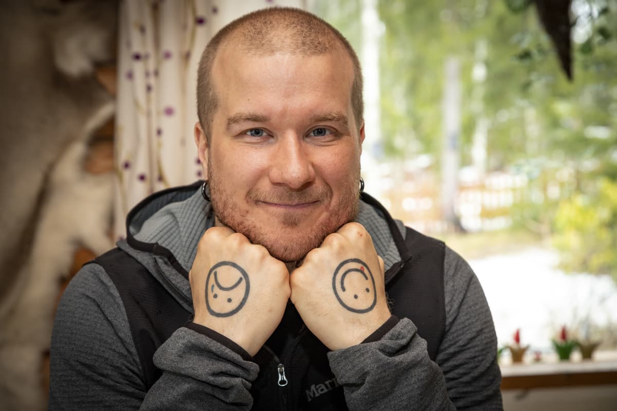 Tero Mäkinen ja hymynaama-tatuoinnit