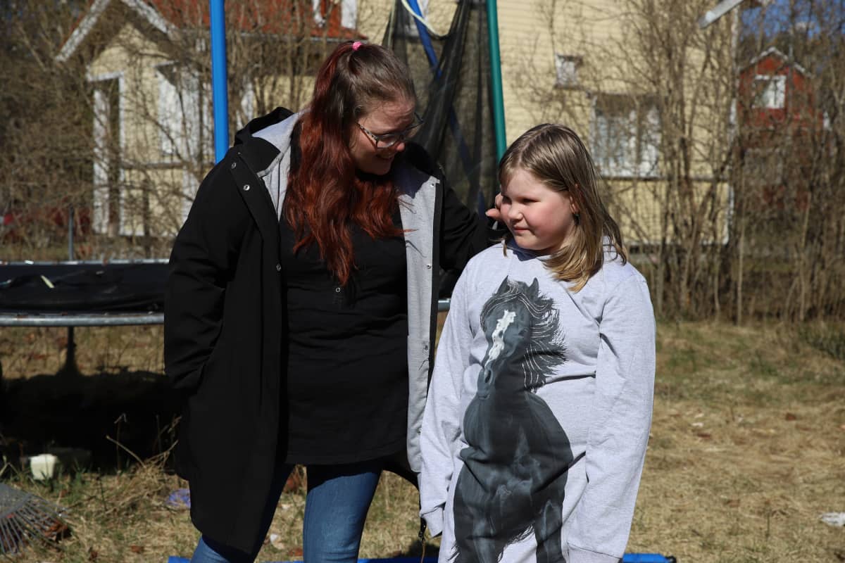 Jaana Nyrkkö ja Aava kotipihallaan.