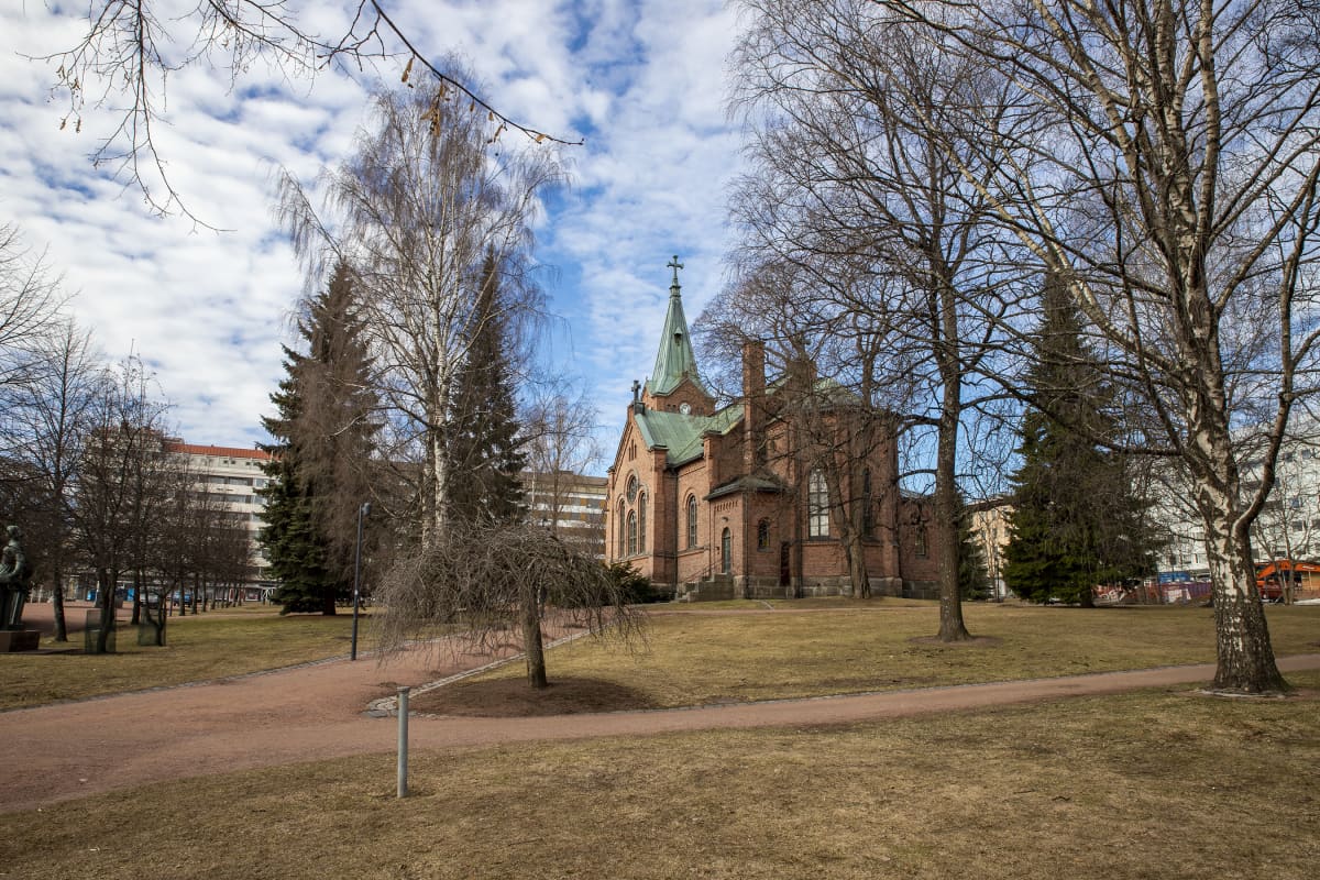 Jyväskylän Kirkkopuisto ja Kaupunginkirkko.