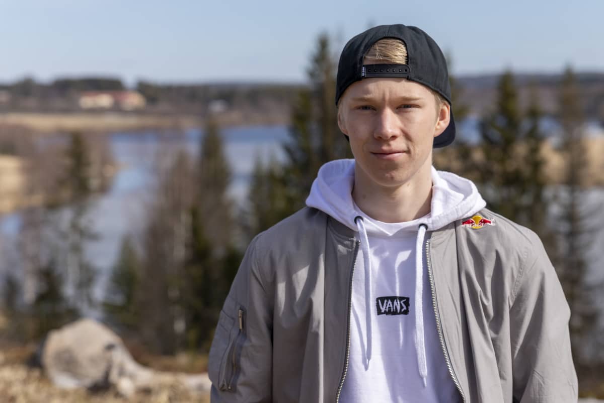 Kalle Rovanperä kotitalonsa pihamaisemassa Puuppolassa.