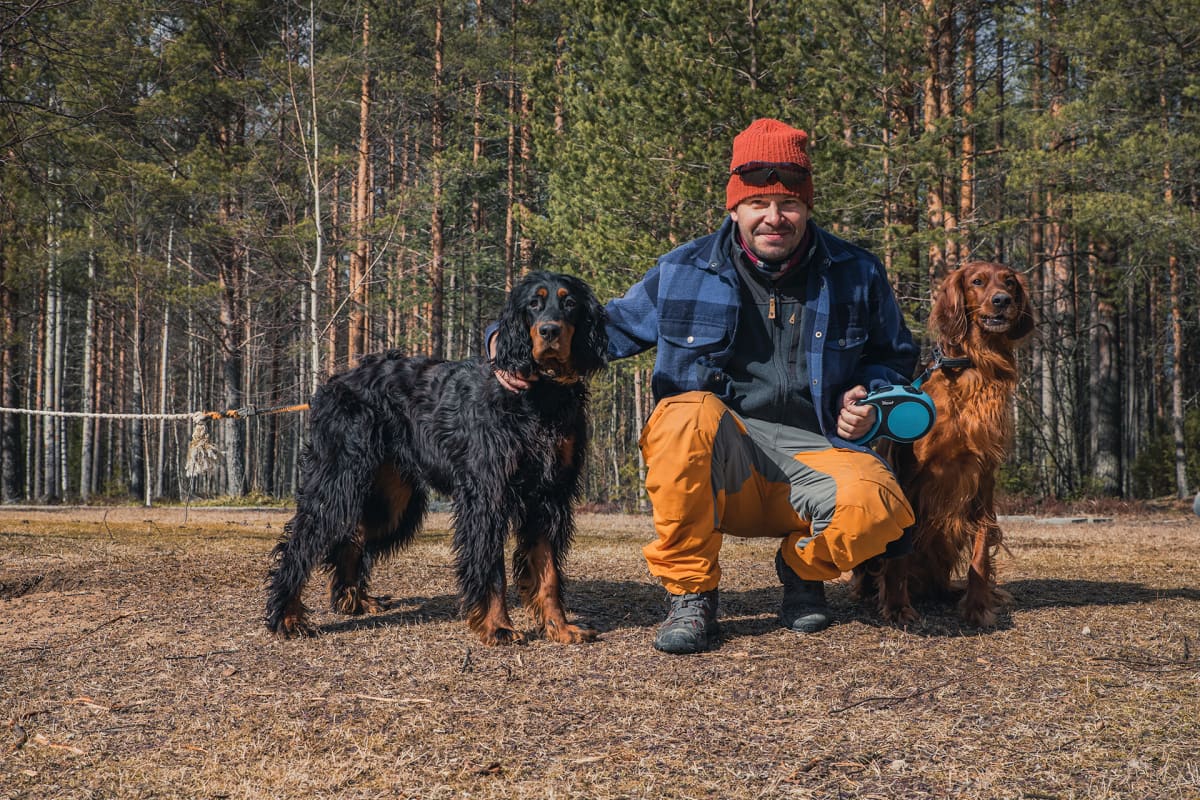 Poju koiriensa Velin ja Leon kanssa